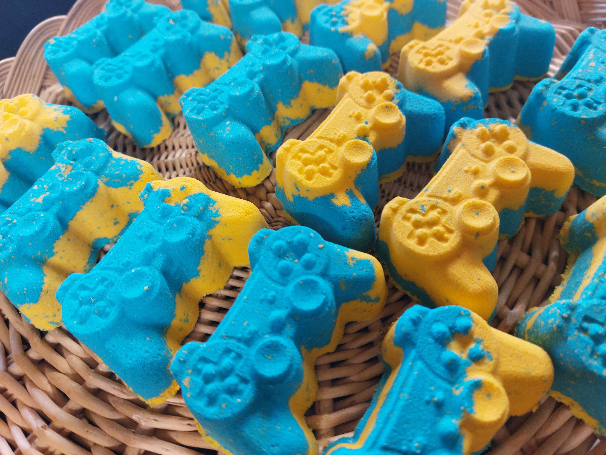 Yellow and blue gamer bath bombs  by BubbleShop in yellow an blue 
